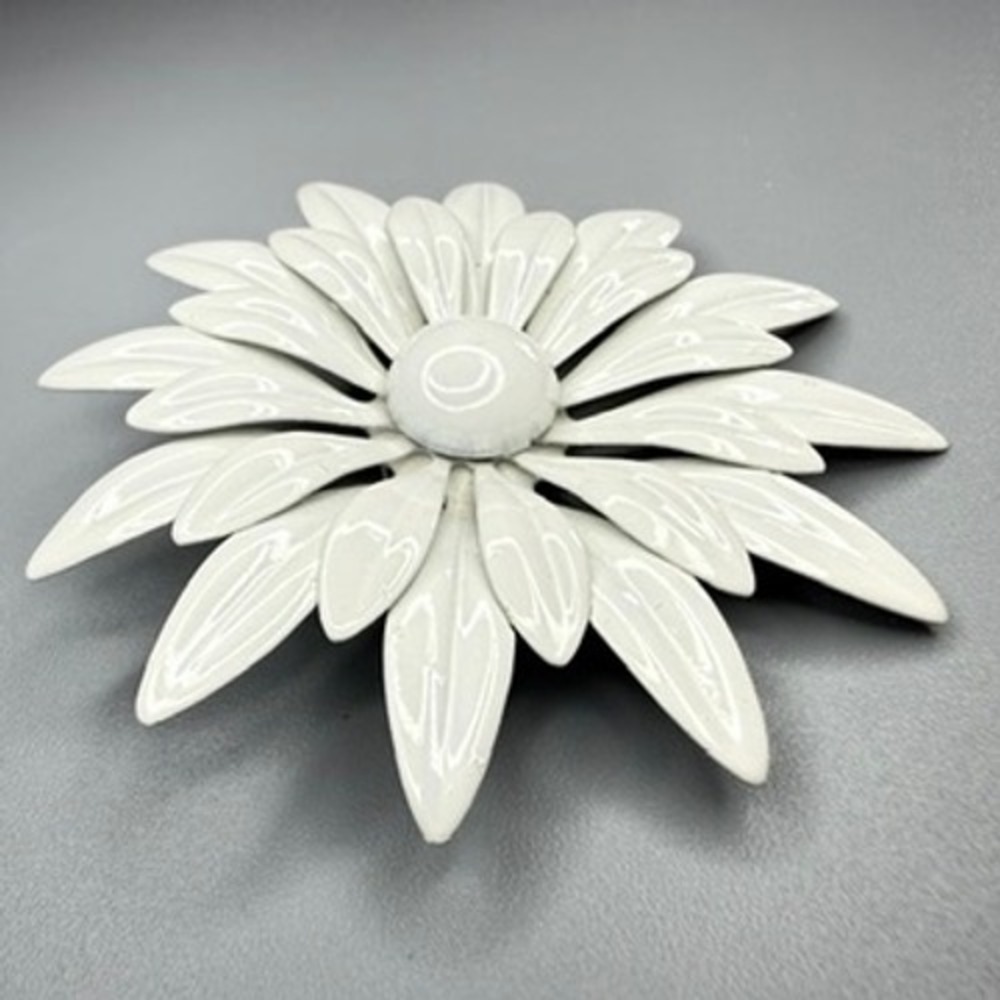 Vintage White Enamel Flower Brooch c. 1960s 3.5" Large Mod Pop Art - Picture 4 of 8